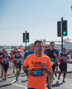 09 Nisan, 2017, Brighton, İngiltere'de. Brighton maraton koşucu