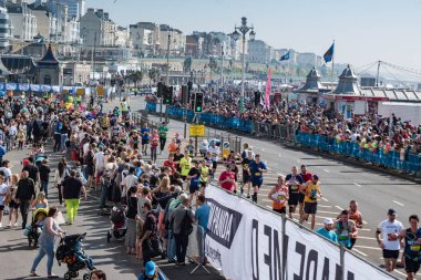 09 Nisan, 2017, Brighton, İngiltere'de. Brighton bir yüksek noktasından görülen maraton
