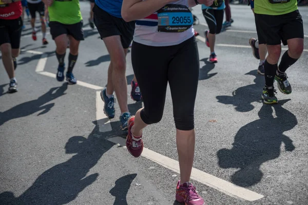 09 Abril, 2017, Brighton, Reino Unido. pernas de pessoas correndo na maratona de Brighton — Fotografia de Stock
