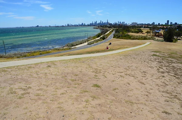 Plaża nad morzem, z widokiem na miasto, w pobliżu Melbourne w Australii, Victoria — Zdjęcie stockowe