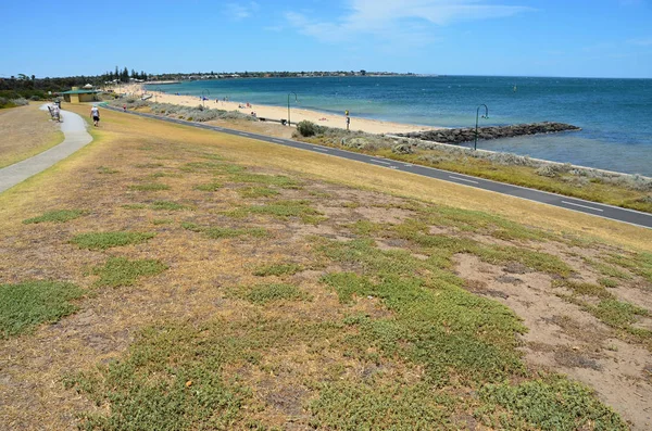 Пляжі прямо на березі моря з видом на місто біля Мельбурна в Австралії, Вікторія — стокове фото