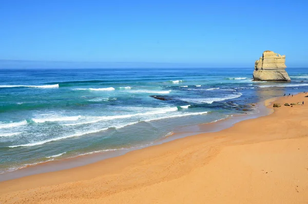 Uitzicht op de oceaan met rock massa de twaalf apostelen van Australië — Stockfoto