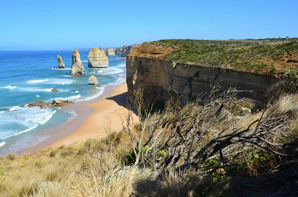 Uitzicht op de oceaan met rock massa de twaalf apostelen van Australië — Stockfoto