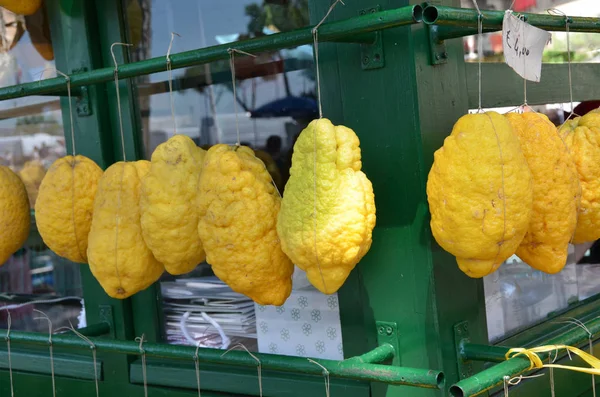 Grandes limões amarelos no mercado , — Fotografia de Stock