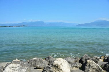 Garda Gölü çevreleyen dağların bakan