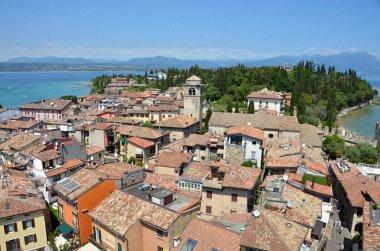 Sirmione şehir bir masal Ortaçağ aşağıya Lake Garda İtalya Güney