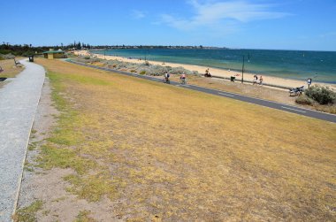 Avustralya, Victoria, görüntülemek banyo ve insanlar sörf ile Okyanusu üzerinde
