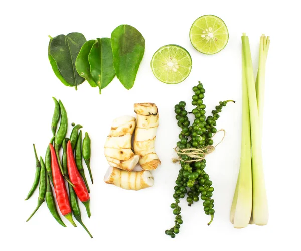 Otlar ve baharatlar beyaz arka planda (dahil kırpma yolu)