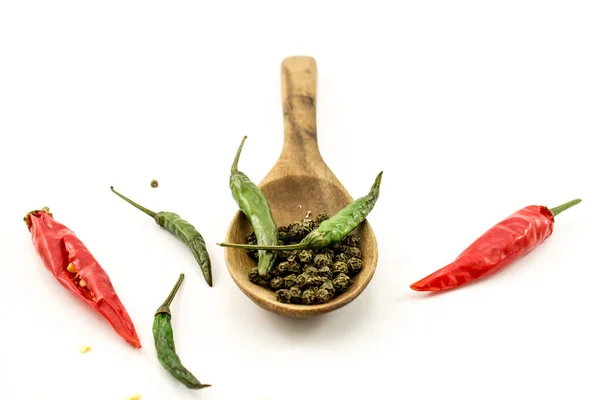 Biber ve tahta kaşık beyaz arka plan üzerinde tohum