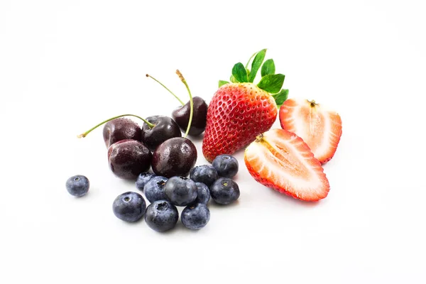 çilek kiraz ve beyaz arka plan üzerinde izole yaban mersini