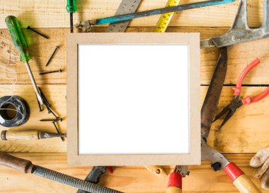 Onarım ekipman ve araçları ile ahşap bir tabloda yerleştirilir