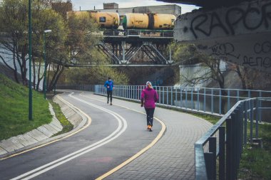 Bisiklet yolu bisikletçiler için. Bisiklet şeritli parkta. Geri kalan bölge. Su dinlenme
