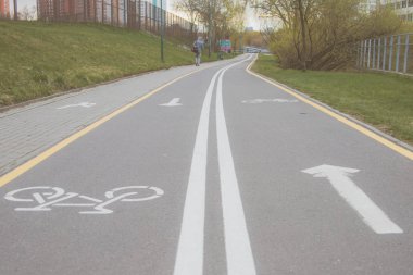 Bisiklet yolu bisikletçiler için. Bisiklet şeritli parkta. Geri kalan bölge. Su dinlenme