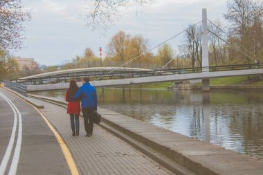 Bisiklet yolu bisikletçiler için. Bisiklet şeritli parkta. Geri kalan bölge. Su dinlenme
