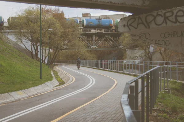 Bike path for cyclists. Bike lane in the park. Rest zone. Rest at the water — Stock Photo, Image