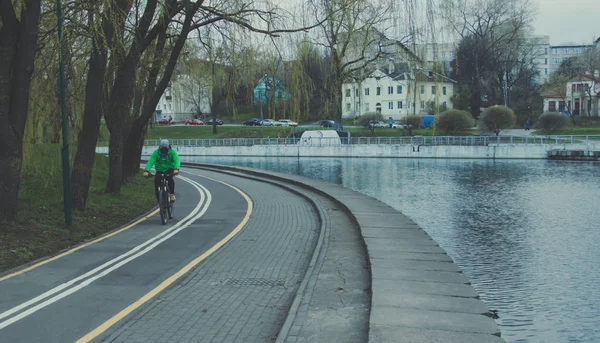 Bike path for cyclists. Bike lane in the park. Rest zone. Rest at the water — Stock Photo, Image