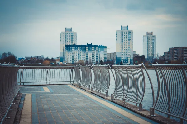 Bike path for cyclists. Bike lane in the park. Rest zone. Rest at the water — Stock Photo, Image