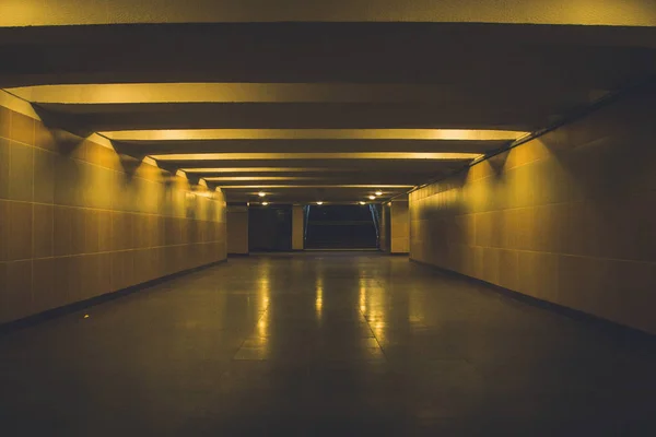 Tipo de túnel subterráneo por la noche Fotos de stock libres de derechos