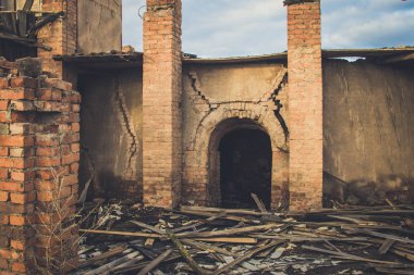 Bir harap eski büyük fabrika kalıntıları.
