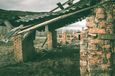 Bir harap eski büyük fabrika kalıntıları.