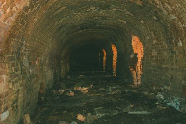 Bir harap eski büyük fabrika kalıntıları.