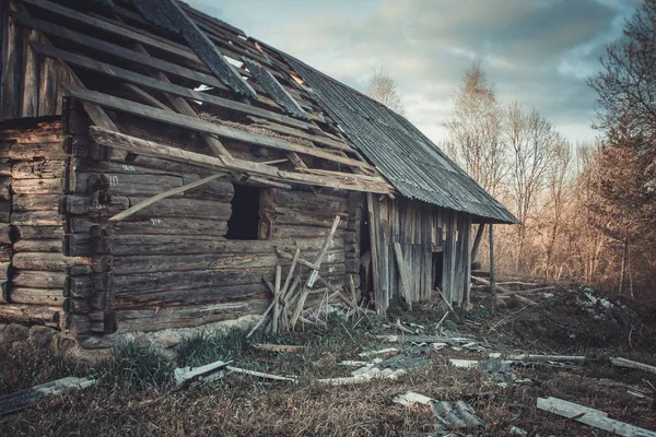 Maison de campagne. Une vieille maison. Maison abandonnée . — Photo