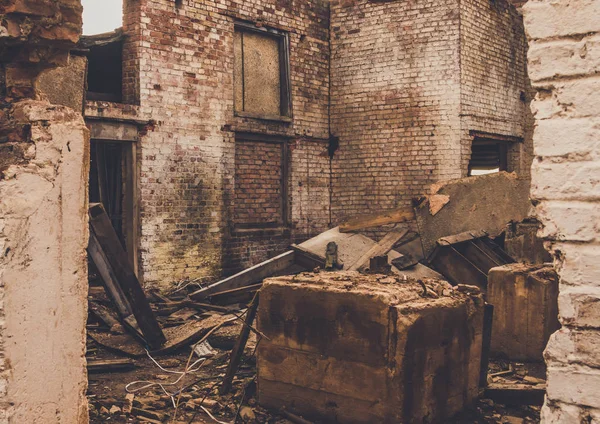Pozůstatky zříceniny staré velké továrny. — Stock fotografie