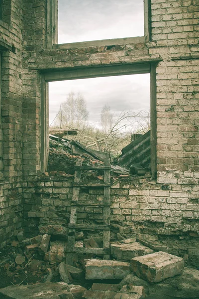 Ruiny ruiny starej fabryki duży. — Zdjęcie stockowe