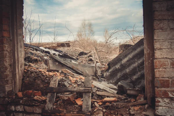 Ruinas de una vieja fábrica arruinada . — Foto de Stock