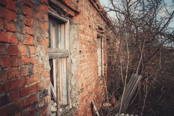 Ruinen einer zerstörten alten Großfabrik. — Stockfoto