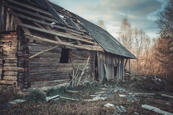 Заміський будинок. Старий будинок. Покинутий будинок . Ліцензійні Стокові Зображення