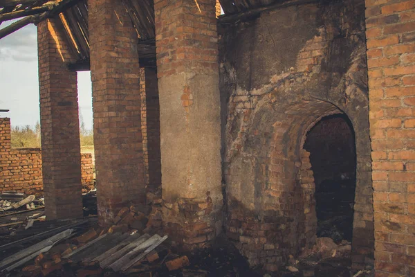 Руїни зруйнованого старого великого заводу . Стокове Фото