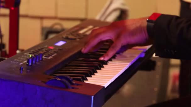 Černý muž hraje na klavír během slavnostního představení 4k Sledujte zaměření. — Stock video