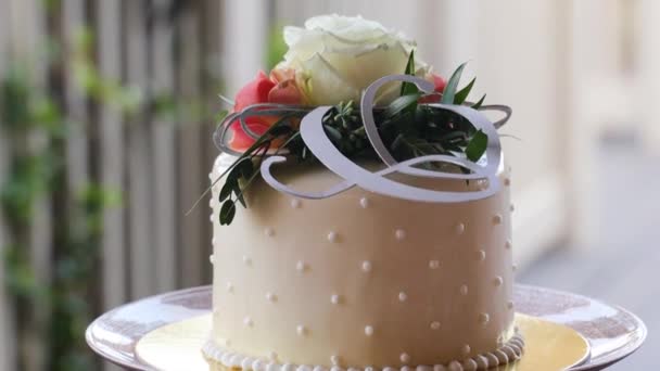 Soporte de pastel de boda en la mesa con un mantel blanco 4K — Vídeo de stock