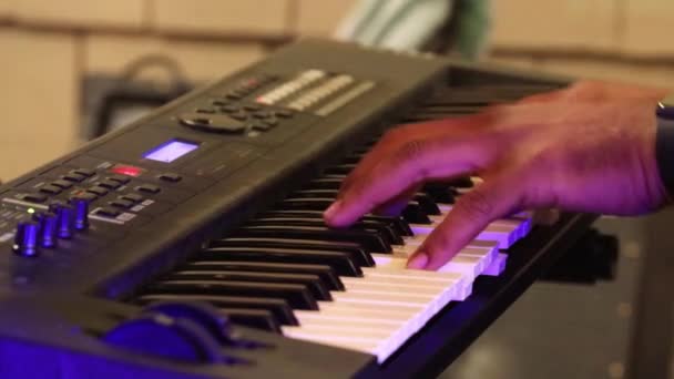 Černý muž hraje na klavír během slavnostního představení 4k Sledujte zaměření. — Stock video
