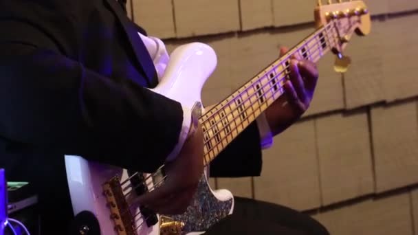 Homem negro toca guitarra durante um evento de gala 4K Siga o foco . — Vídeo de Stock