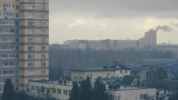 El lapso de tiempo en el tiempo lluvioso, nublado, niebla. Gray, vista indescriptible de la ciudad de Minsk. Grúa de humo y construcción . — Vídeos de Stock