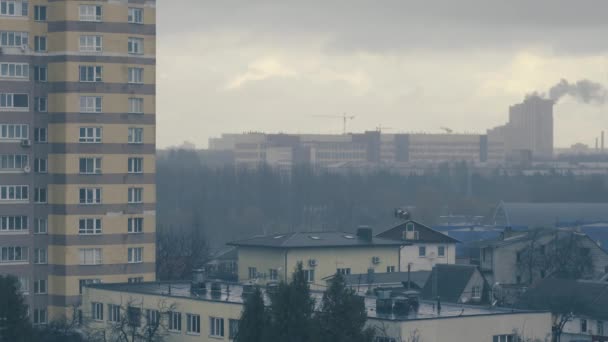 Czas ucieka w deszczowe, zachmurzone, mgliste dni. Szary, nieopisany widok na miasto Mińsk. Żuraw dymny i budowlany. — Wideo stockowe