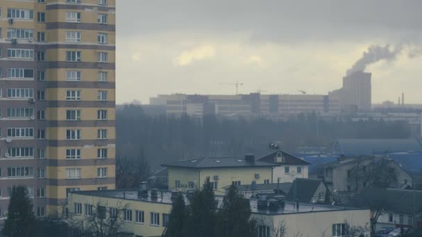 Czas ucieka w deszczowe, zachmurzone, mgliste dni. Szary, nieopisany widok na miasto Mińsk. Żuraw dymny i budowlany. — Wideo stockowe