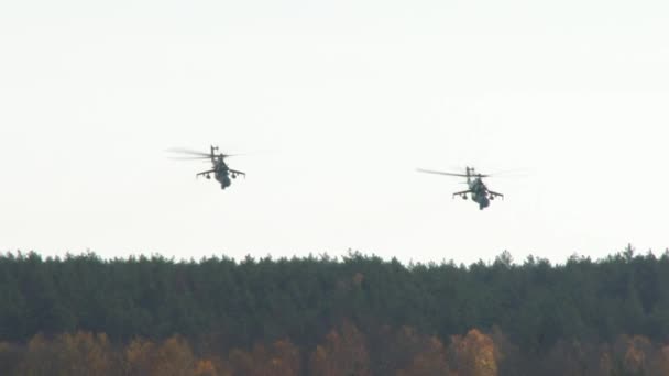 Helikopter Wojskowy Polu Bitwy Leci Nad Głową Błękitne Niebo — Wideo stockowe