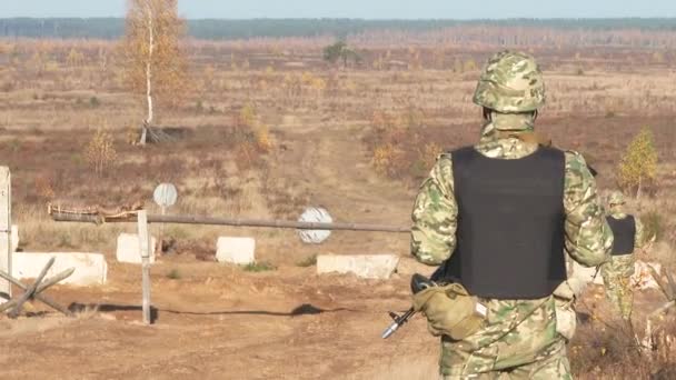 Közelkép Egy Fegyveres Katonáról Fegyveres Katonák Járőröznek Területen Járműoszlop Közeledik — Stock videók