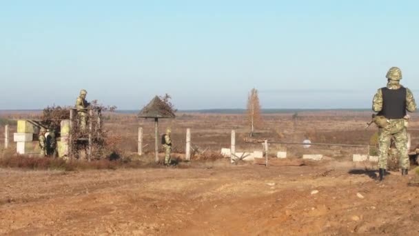 Озброєні Солдати Патрулюють Територію Колона Машин Наближається Захищеної Території — стокове відео