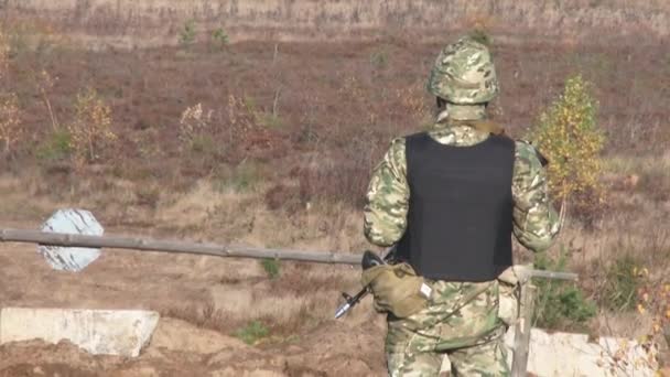 Närbild Beväpnad Soldat Beväpnade Soldater Patrullerar Området Fordonskolonn Närmar Sig — Stockvideo