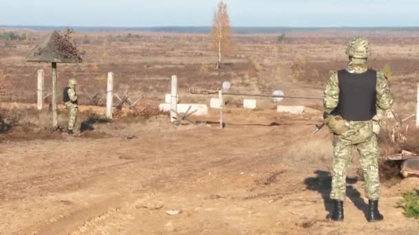 Gewapende Soldaten Patrouilleren Het Gebied Een Colonne Voertuigen Nadert Een — Stockvideo