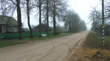 Köy yolu. Kırsal yaşam konsepti. Bir Köydeki Yalnız Tozlu Yol. 4k