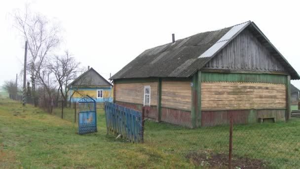 Stary drewniany dom, dom mieszkalny wsi w lesie wsi, w połączeniu z różnych powłok dachowych — Wideo stockowe