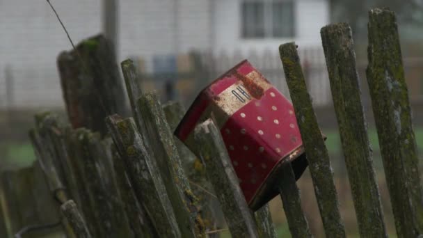 Vieille boîte en métal accrochée à une vieille clôture en bois. Paysage rural. Vintage. 4K — Video