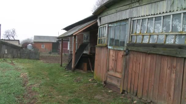 Vieille maison en bois abandonnée et ruinée. Fenêtres et mur avec vieux toit endommagé avec peinture altérée. Gros plan. 4k .