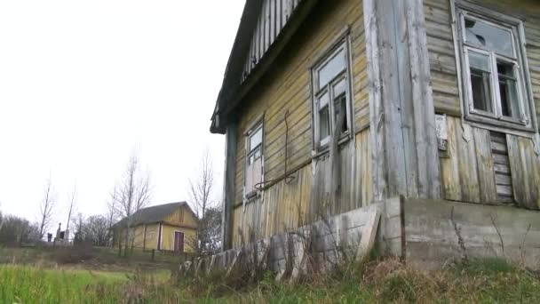 Een oud verlaten huis met kapotte ramen. Verlaten huis in de uitsluitingszone in Tsjernobyl, de stad Pripyat. 4k — Stockvideo