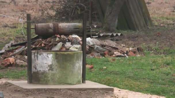 Uitzicht op oude houten putkraan in de herfst, 4k beeldmateriaal — Stockvideo